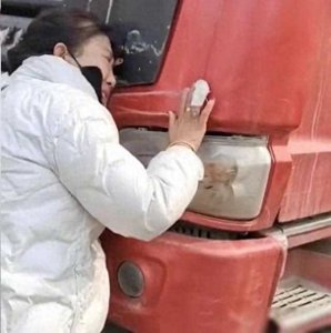 ​丈夫去世，妻子卖掉他的卡车，睹物思人泪流不止，收车人举动暖心