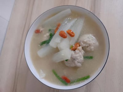 ​萝卜丸子汤，汤水香浓，肉质鲜嫩，萝卜清甜，冬天来一碗超美