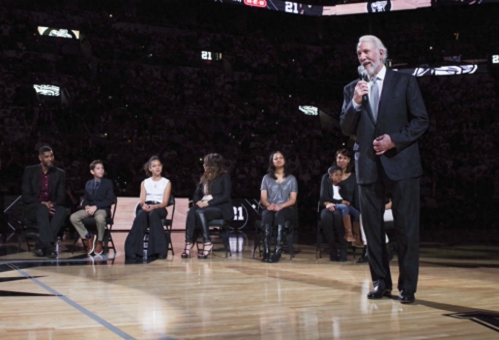 篮球——NBA：马刺队为邓肯举行球衣退役仪式