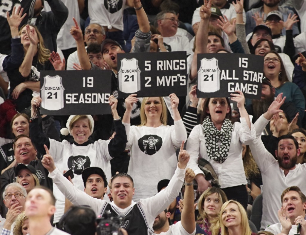 篮球——NBA：马刺队为邓肯举行球衣退役仪式