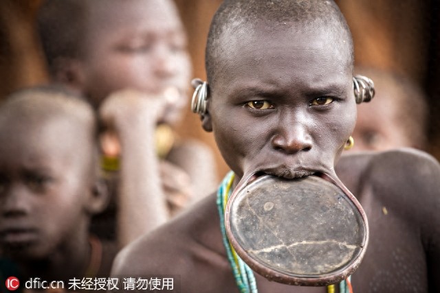 非洲盘唇族惊爆眼球 割开嘴唇塞个大盘子不忍直视