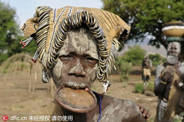 非洲盘唇族惊爆眼球 割开嘴唇塞个大盘子不忍直视