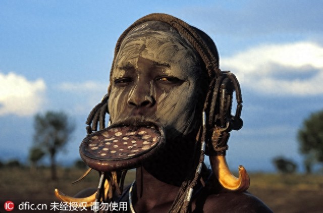 非洲盘唇族惊爆眼球 割开嘴唇塞个大盘子不忍直视