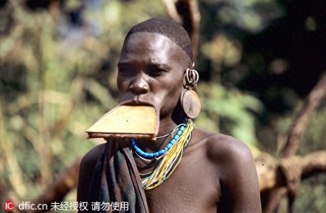 非洲盘唇族惊爆眼球 割开嘴唇塞个大盘子不忍直视