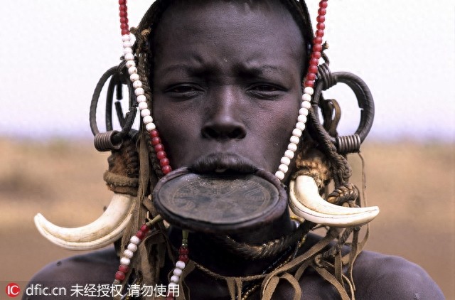 非洲盘唇族惊爆眼球 割开嘴唇塞个大盘子不忍直视