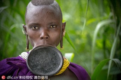 ​非洲盘唇族惊爆眼球 割开嘴唇塞个大盘子不忍直视