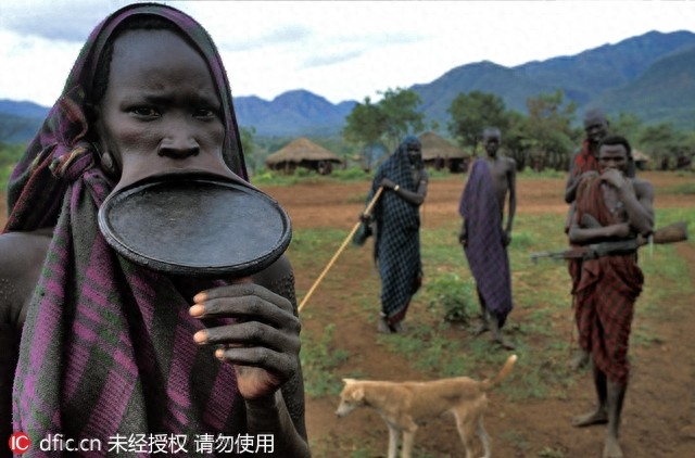 非洲盘唇族惊爆眼球 割开嘴唇塞个大盘子不忍直视