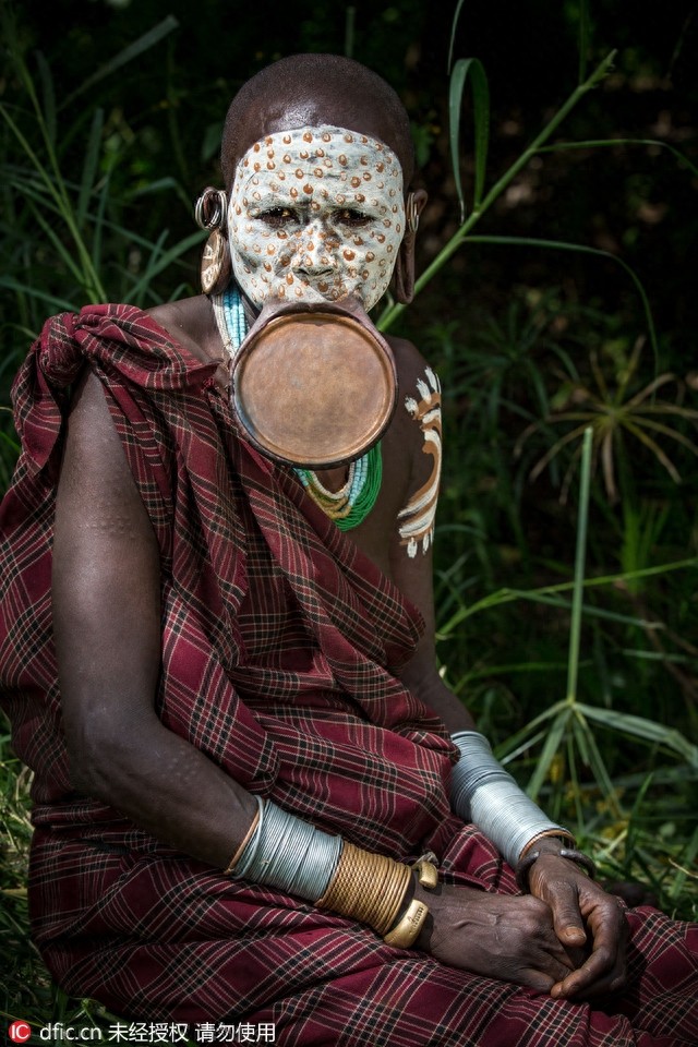 非洲盘唇族惊爆眼球 割开嘴唇塞个大盘子不忍直视