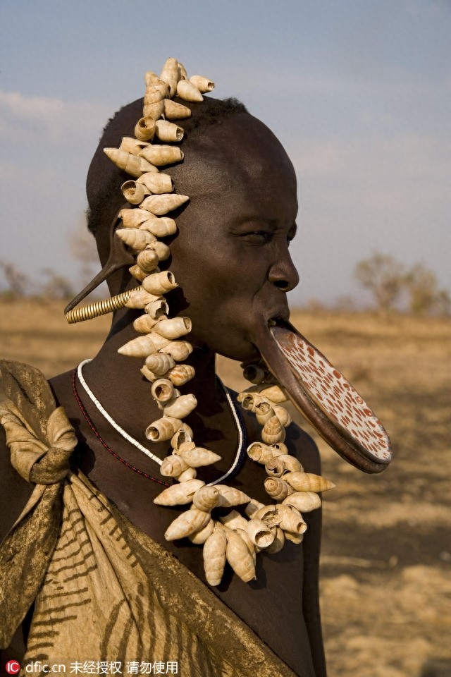 非洲盘唇族惊爆眼球 割开嘴唇塞个大盘子不忍直视