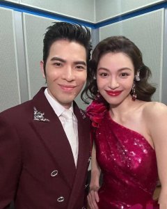 ​钟楚曦晒与萧敬腾合影，超高相似度似亲兄妹，但明显钟楚曦更好看