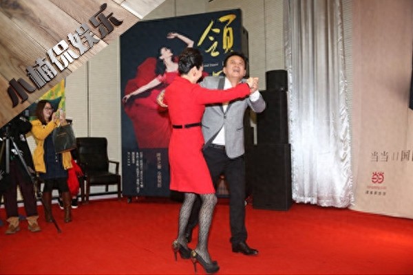 53岁的朱军和47岁的妻子谭梅近照，两人相爱20多年零绯闻