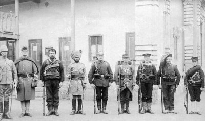 ​1900年八国联军入侵清朝，抢掠了无数财富