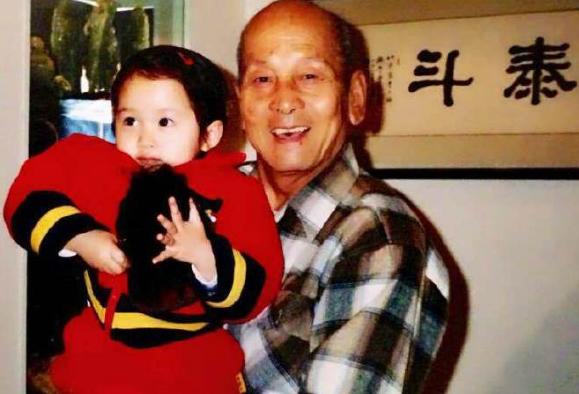 演员关晓彤的爸爸是谁？国民闺女关晓彤的父亲是谁？