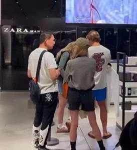 ​34岁郑爽美国陪父亲逛商场，穿超短秀纤细美腿，手握23亿带孩子