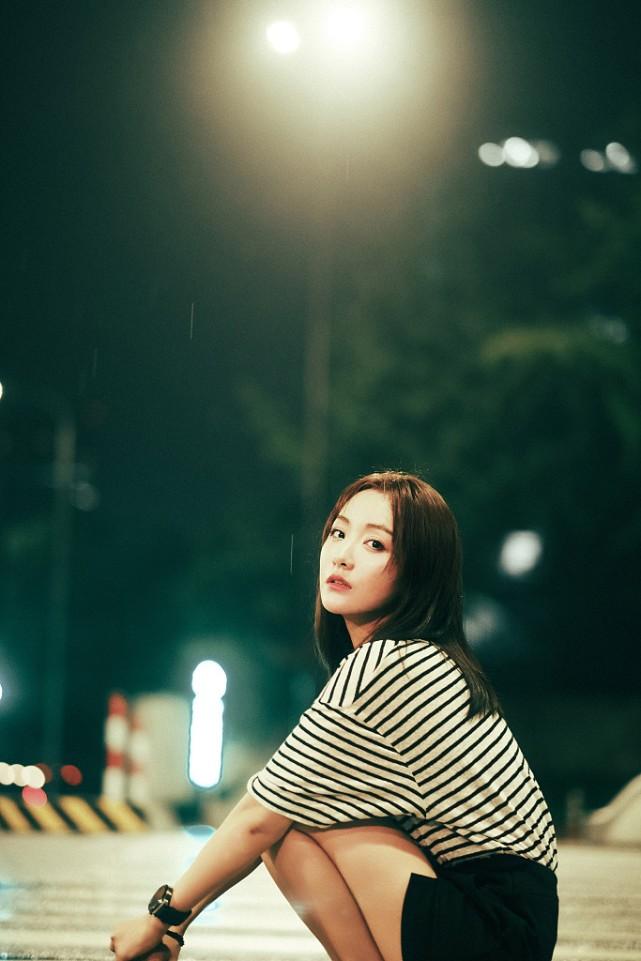 杨蓉的衣品好超前，“短裤”破破烂烂的也要穿，一双长腿不服不行