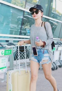 ​杨蓉的衣品好超前，“短裤”破破烂烂的也要穿，一双长腿不服不行