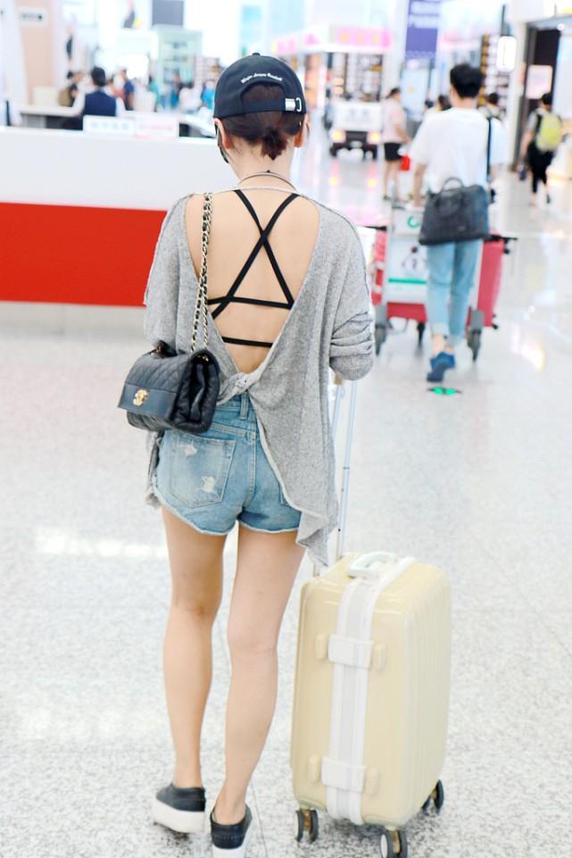 杨蓉的衣品好超前，“短裤”破破烂烂的也要穿，一双长腿不服不行