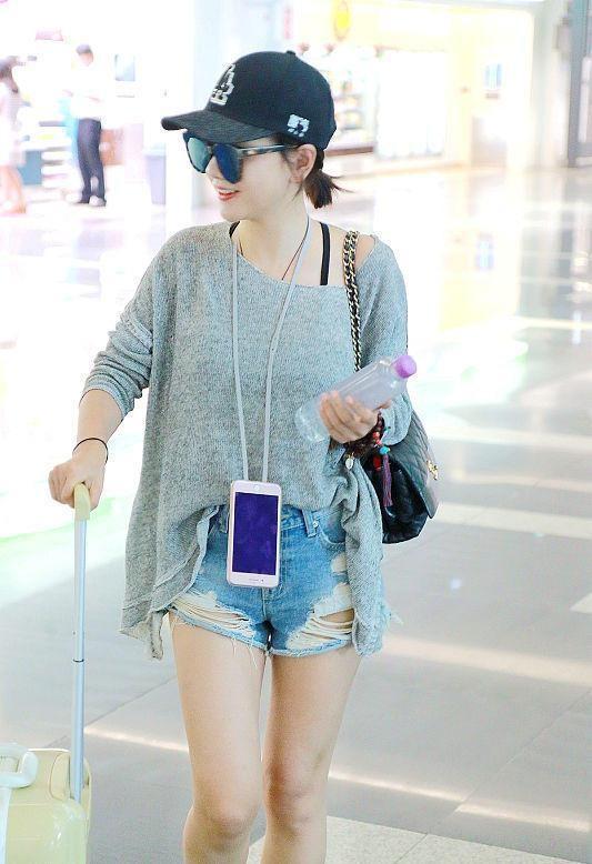 杨蓉的衣品好超前，“短裤”破破烂烂的也要穿，一双长腿不服不行