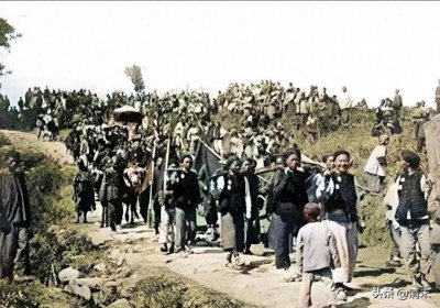 ​清末上色老照片：女道姑与道士罕见合照，电视上演的都是骗人的