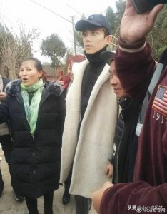 ​明星回村过年图,砍树那个要笑死了,网友:看到他们这么土,我放心了