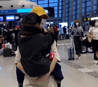 ​Ella抱娃现身机场赶早班机 劲宝在妈妈肩头打瞌睡