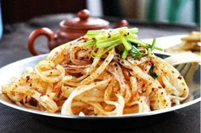 ​怎么分真假魏家凉皮？其实你要这么做