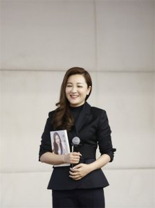 ​央视财经主持人章艳出书解锁“跨界见真章”