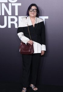 ​陈凯歌60岁原配久违亮相，染紫发踩拖鞋超洒脱，真空上阵罕秀性感