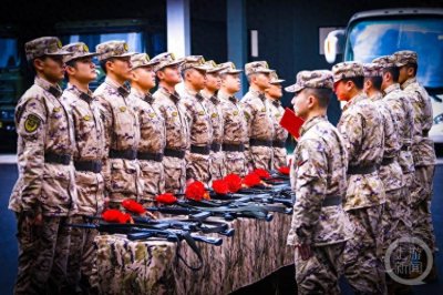 ​授枪！军营里的“冠礼”