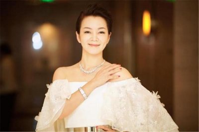 ​本是不婚族的阿雅，为一人改变，最后与一个“活佛”结了婚