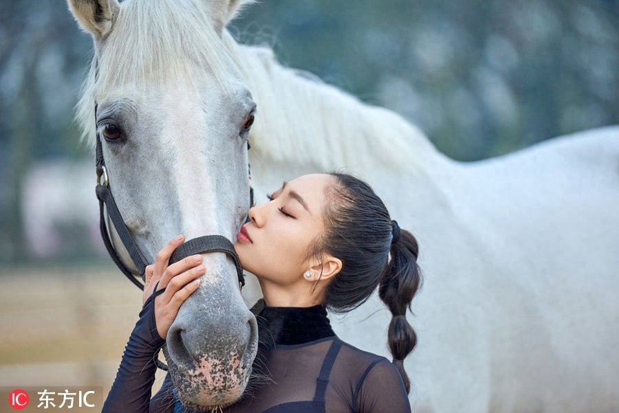 长得好看就算了，柔韧性也那么强！中国柔术女王刘藤马背秀劈叉