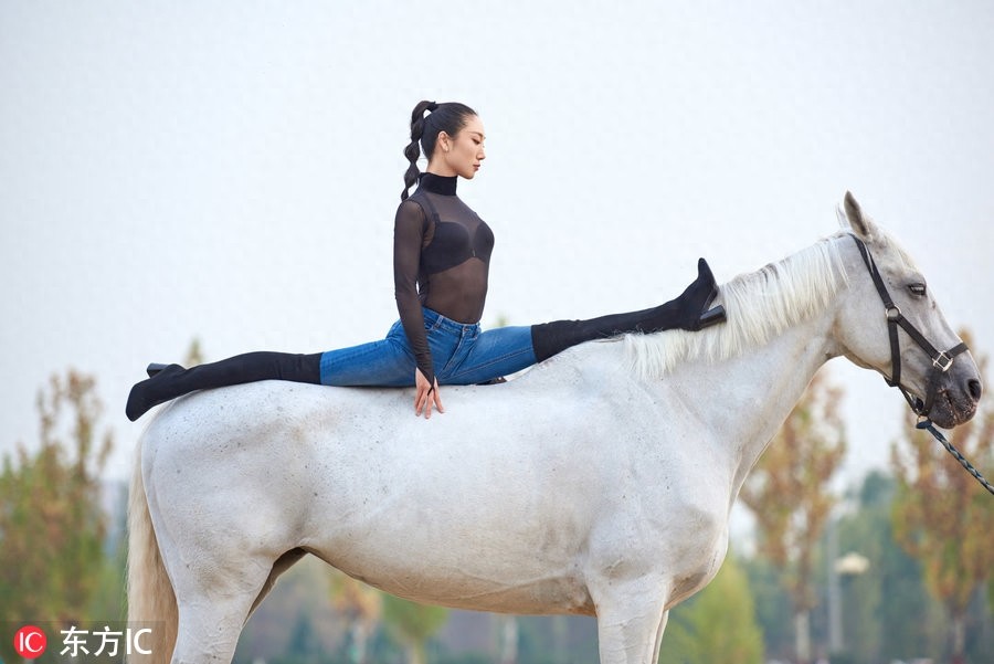 长得好看就算了，柔韧性也那么强！中国柔术女王刘藤马背秀劈叉