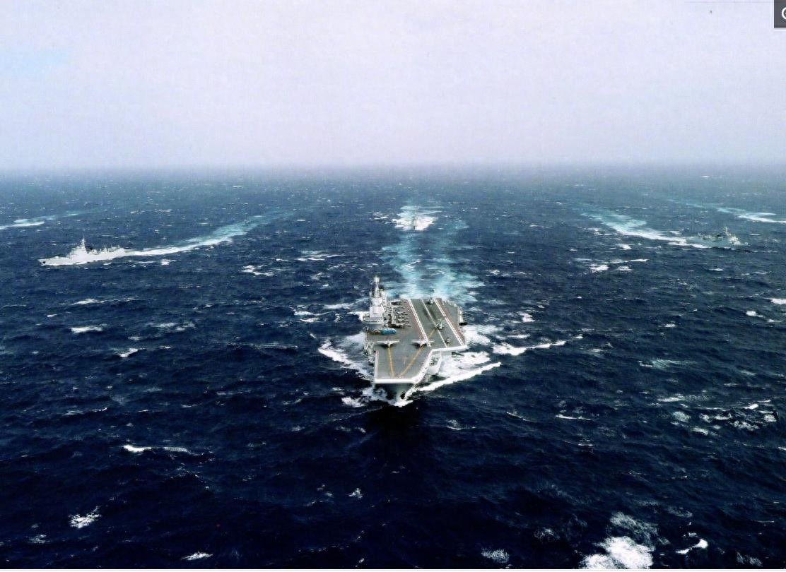 震撼！中国辽宁号航母编队高清大图