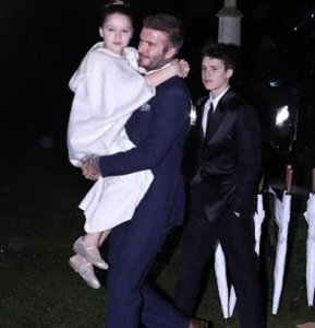 ​9岁小七气质非凡，是个美人胚子，还孝顺地为贝克汉姆捏脚