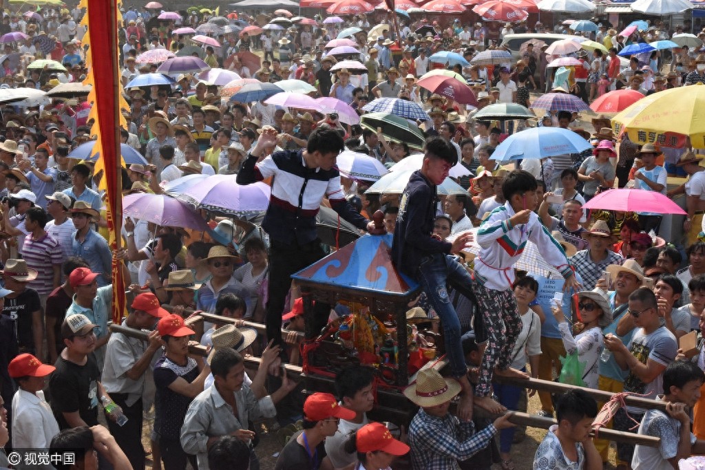 惊悚！海南定安军坡节上演“穿杖”表演，现场人山人海