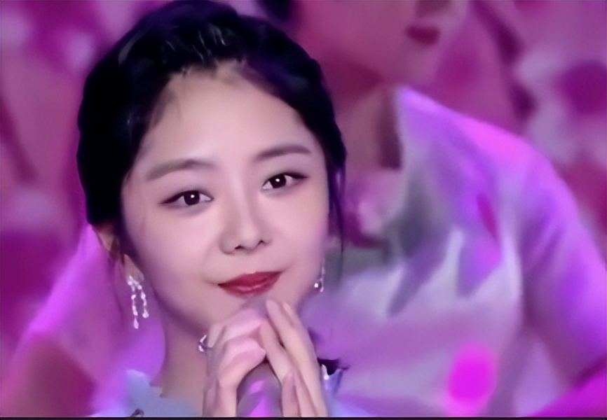 “国民初恋”谭松韵，出道15年无绯闻，却在事业上升期突发变故