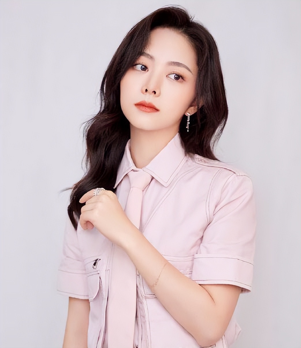 “国民初恋”谭松韵，出道15年无绯闻，却在事业上升期突发变故