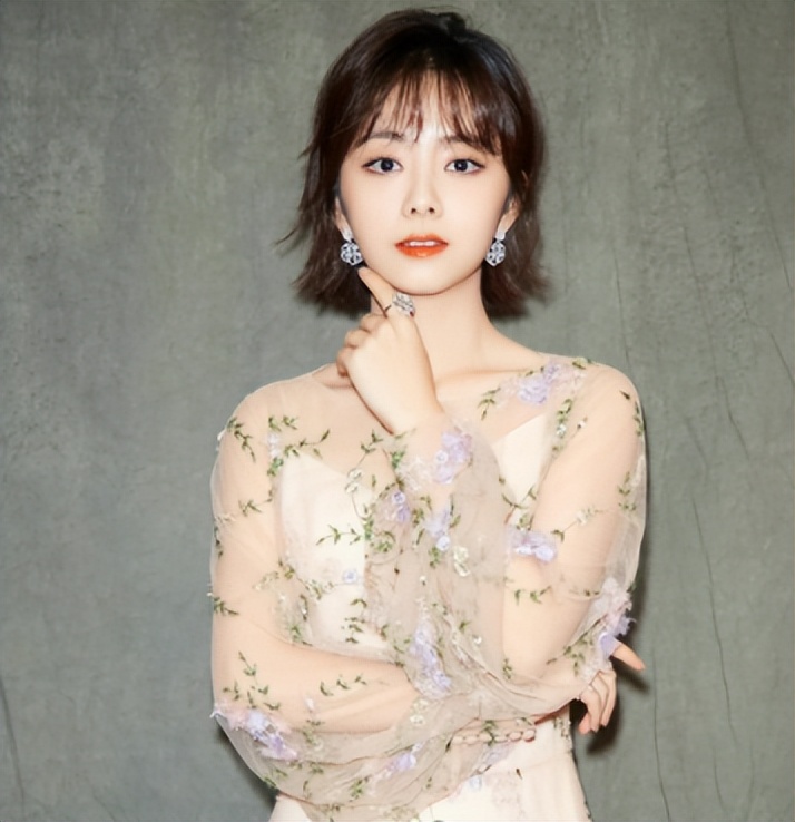 “国民初恋”谭松韵，出道15年无绯闻，却在事业上升期突发变故