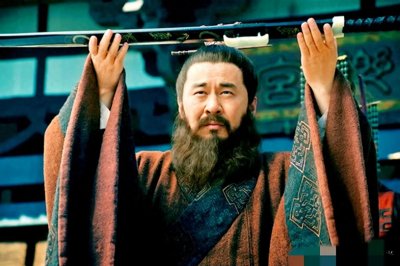 ​温酒斩华雄的是谁，难道是关羽吗？当然不是！ 在我们...