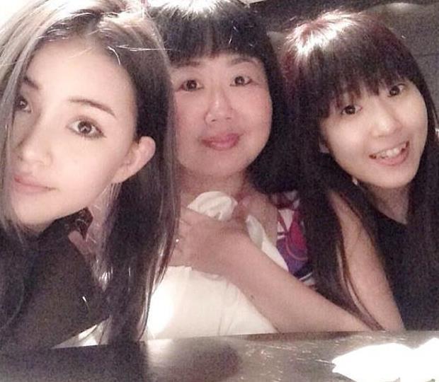 昆凌现身为父亲庆生，混血五官果然不一样