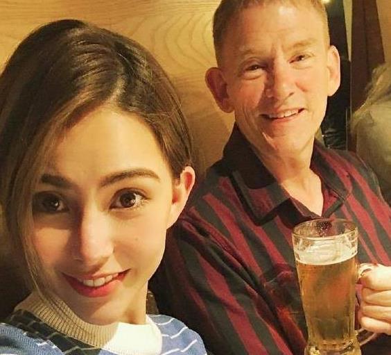 昆凌现身为父亲庆生，混血五官果然不一样