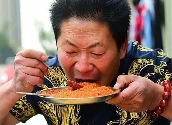 中国辣王李永志，曾当众吃下一袋辣椒面，现在的他还以吃辣为生？