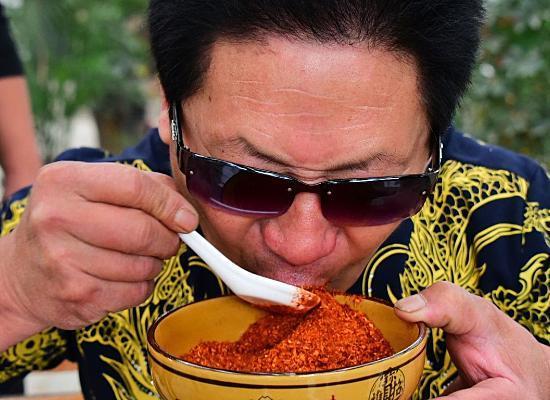 中国辣王李永志，曾当众吃下一袋辣椒面，现在的他还以吃辣为生？
