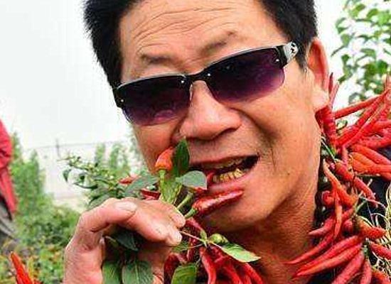 中国辣王李永志，曾当众吃下一袋辣椒面，现在的他还以吃辣为生？