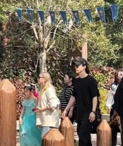 ​戚薇李承铉一家游迪士尼，为9岁女儿lucky庆生，1岁儿子首露面