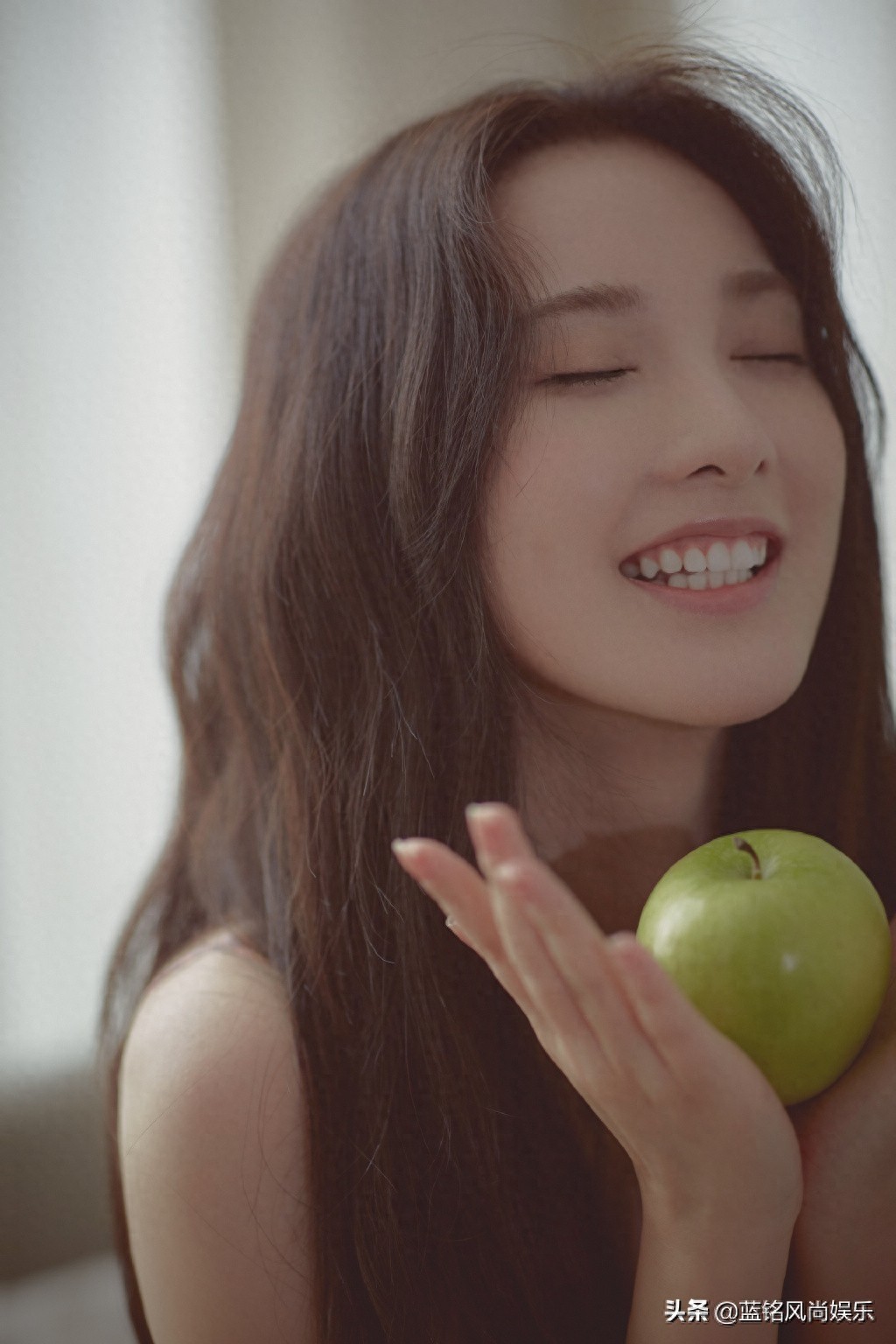 甜美小花彭小苒 来敲动你的心房，轻嗅花香，等你解锁节日密语