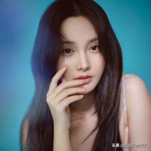 ​甜美小花彭小苒 来敲动你的心房，轻嗅花香，等你解锁节日密语