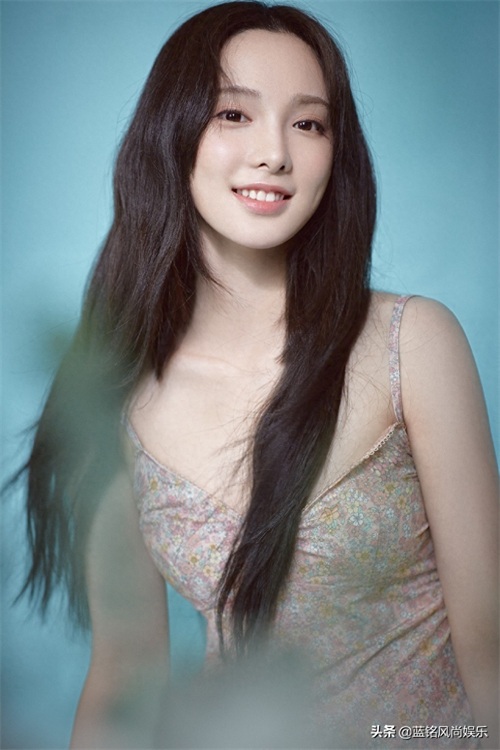 甜美小花彭小苒 来敲动你的心房，轻嗅花香，等你解锁节日密语