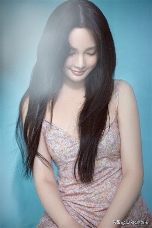 甜美小花彭小苒 来敲动你的心房，轻嗅花香，等你解锁节日密语