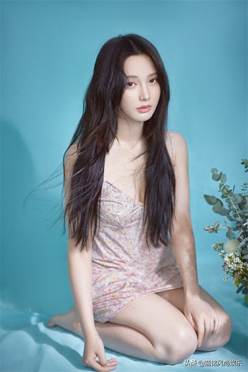 甜美小花彭小苒 来敲动你的心房，轻嗅花香，等你解锁节日密语